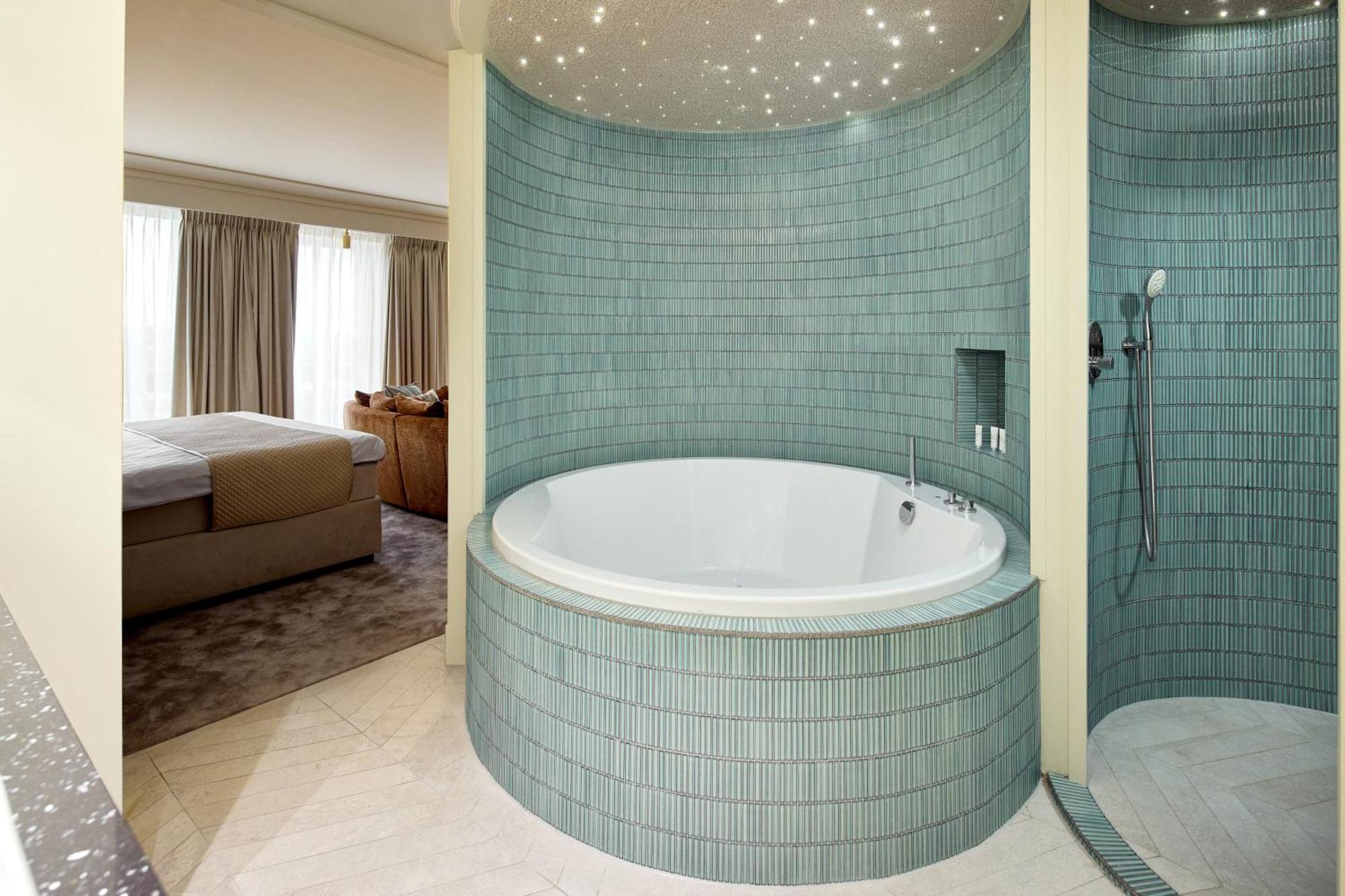 Suite Spa Bath,1632204397:JPEG